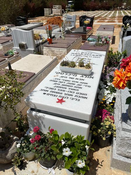 שיש לבן פנינה למצבות 9
